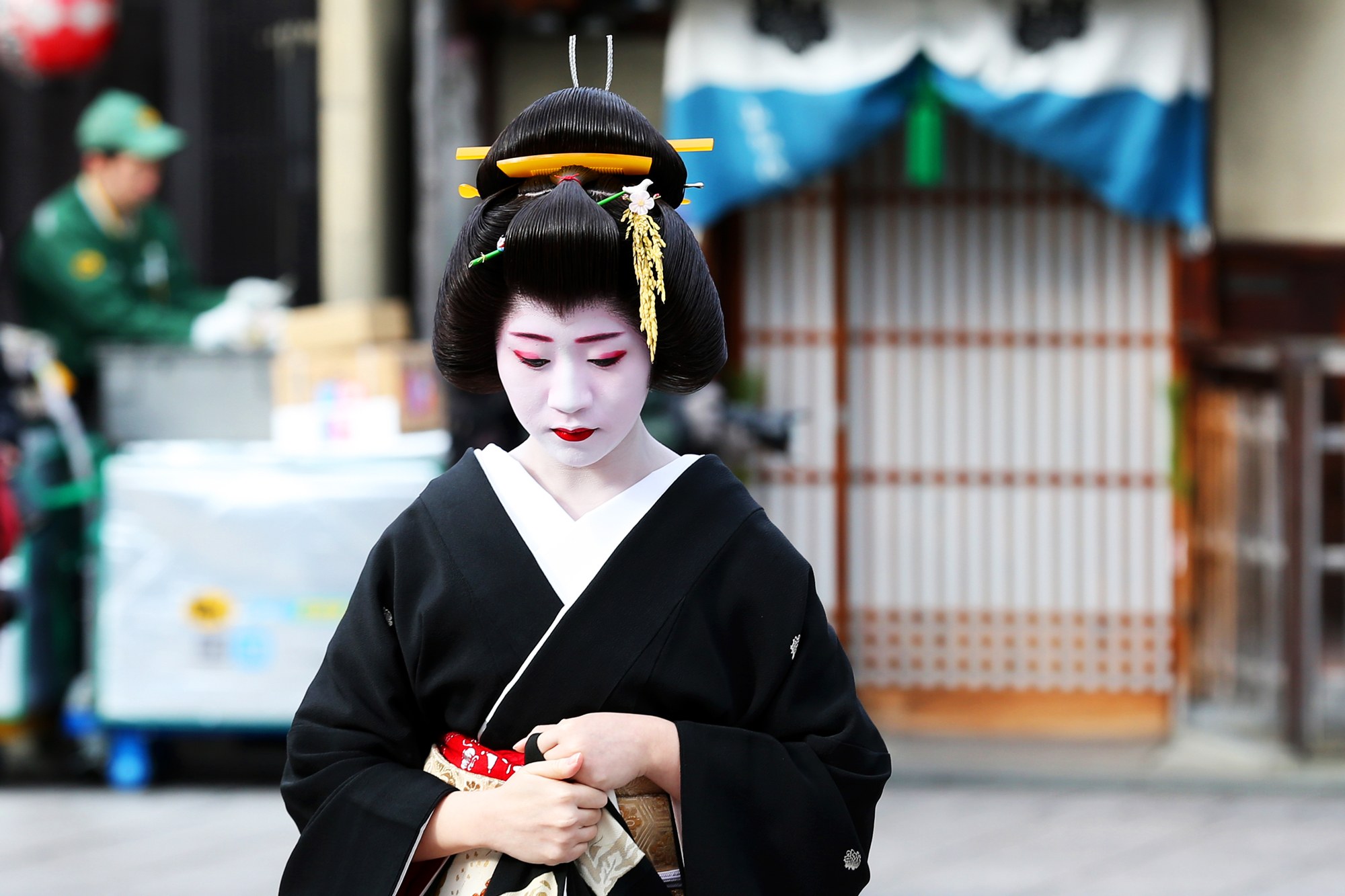 00-holding-kyoto-japan-geisha-geiko-maiko.jpg
